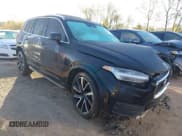 ✅ 2022 Volvo XC90 Momentum • VIN: YV4A22PK2N1868257 • Lot: 43413469. Wystawiony na IAAI z przebiegiem 64 631 mil. Bezpłatny archiwum sprzedaży aukcyjnych z USA i szczegółowy raport historii pojazdu na DreamBid. Zdjęcie 1.