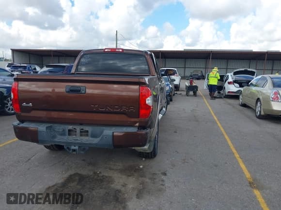 ✅ 2015 Toyota Tundra Platinum • VIN: 5TFAW5F16FX448081 • Lot: 43385129. Wystawiony na IAAI z przebiegiem 214 262 mil. Bezpłatny archiwum sprzedaży aukcyjnych z USA i szczegółowy raport historii pojazdu na DreamBid. Zdjęcie 4.