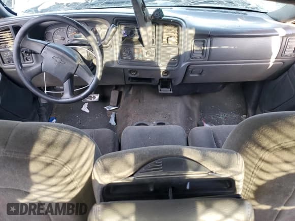 ✅ 2004 Chevrolet Silverado 1500 LS • VIN: 2GCEC19TX41219204 • Lot: 91649455. Wystawiony na Copart z przebiegiem 239 719 mil. Bezpłatny archiwum sprzedaży aukcyjnych z USA i szczegółowy raport historii pojazdu na DreamBid. Zdjęcie 8.