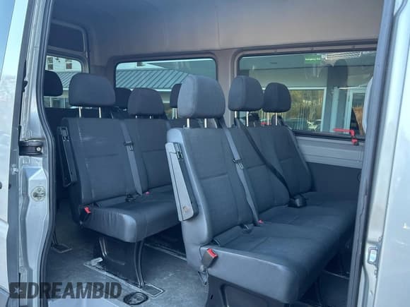 ✅ 2014 Mercedes-Benz Sprinter Passenger • VIN: WDZPE7CC6E5842740 • Lot: 77664544. Wystawiony na Copart z przebiegiem 182 288 mil. Bezpłatny archiwum sprzedaży aukcyjnych z USA i szczegółowy raport historii pojazdu na DreamBid. Zdjęcie 6.