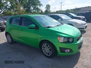 2015 Chevrolet Sonic LT z VIN 1G1JC6SB2F4112127, wystawiony jako IAAI lot #42243686 z przebiegiem 78 017 mil mil oraz . Historia ofert i sprzedaży dostępna na DreamBid. Obrazek 1.