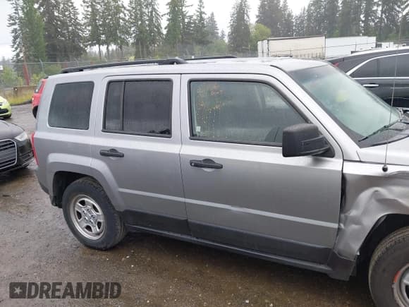 ✅ 2017 Jeep Patriot Sport • VIN: 1C4NJPBA6HD207420 • Lot: 42279430. Listed on IAAI with 142,129 mi. Free auction sales archive from the USA and detailed vehicle history report at DreamBid. Image 13.