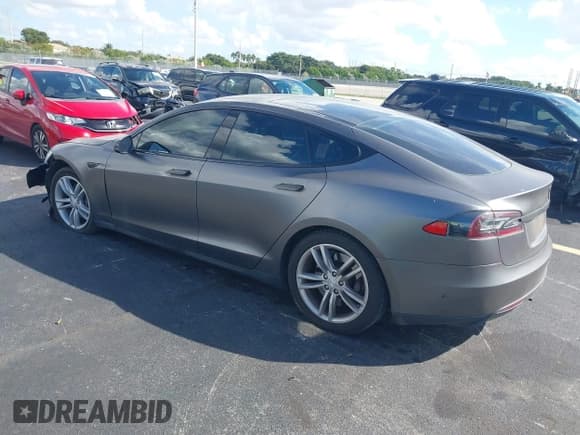✅ 2013 Tesla Model S • VIN: 5YJSA1AG0DFP08215 • Lot: 43539114. Listed on IAAI with 60,877 mi. Free auction sales archive from the USA and detailed vehicle history report at DreamBid. Image 3.