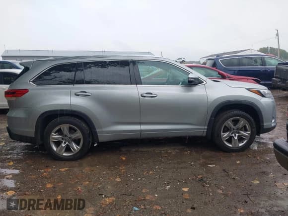 ✅ 2018 Toyota Highlander Limited Platinum • VIN: 5TDDZRFH1JS884053 • Lot: 43273516. Wystawiony na IAAI z przebiegiem 137 734 mil. Bezpłatny archiwum sprzedaży aukcyjnych z USA i szczegółowy raport historii pojazdu na DreamBid. Zdjęcie 13.
