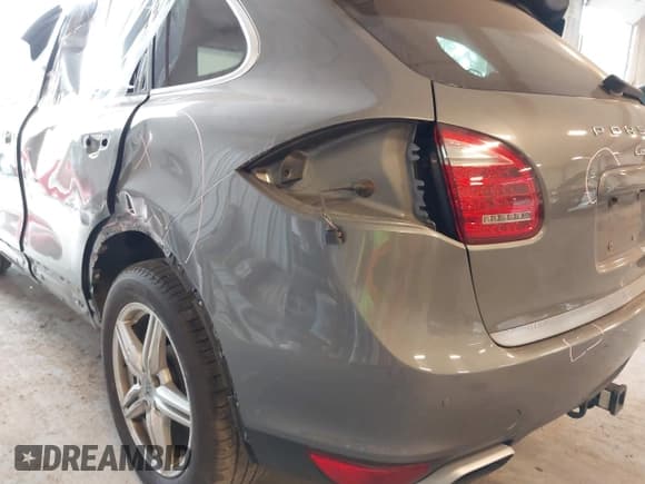 ✅ 2014 Porsche Cayenne Diesel • VIN: WP1AF2A21ELA35875 • Lot: 42721116. Wystawiony na IAAI z przebiegiem 120 116 mil. Bezpłatny archiwum sprzedaży aukcyjnych z USA i szczegółowy raport historii pojazdu na DreamBid. Zdjęcie 17.