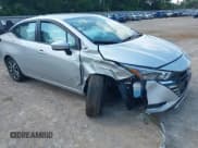 ✅ 2025 Nissan Versa SV • VIN: 3N1CN8EV8SL838450 • Лот: 42950990. Опубликован ранее на IAAI с пробегом 11 813 миль. Бесплатный доступ к архиву аукционных продаж из США и подробный отчёт об истории автомобиля на DreamBid. Изображение 1.