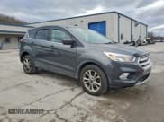 ✅ 2019 Ford Escape SE • VIN: 1FMCU9GD7KUA76353 • Lot: 93610545. Wystawiony na Copart z przebiegiem 126 403 mil. Bezpłatny archiwum sprzedaży aukcyjnych z USA i szczegółowy raport historii pojazdu na DreamBid. Zdjęcie 4.