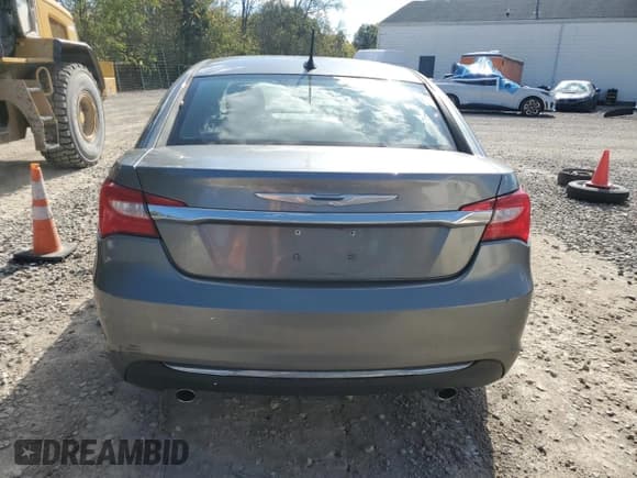 ✅ 2012 Chrysler 200 Touring • VIN: 1C3CCBBG1CN329232 • Lot: 86214135. Wystawiony na Copart z przebiegiem 146 488 mil. Bezpłatny archiwum sprzedaży aukcyjnych z USA i szczegółowy raport historii pojazdu na DreamBid. Zdjęcie 6.