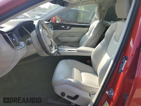 ✅ 2019 Volvo XC60 Momentum • VIN: LYV102RK1KB183502 • Lot: 66179095. Wystawiony na Copart z przebiegiem 84 893 mil. Bezpłatny archiwum sprzedaży aukcyjnych z USA i szczegółowy raport historii pojazdu na DreamBid. Zdjęcie 7.