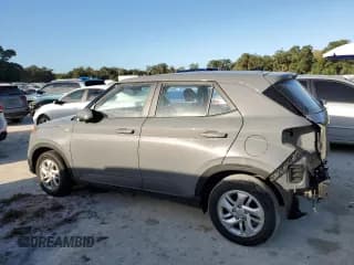 ✅ 2022 Hyundai Venue SE • VIN: KMHRB8A3XNU177787 • Lot: 78832614. Wystawiony na Copart z przebiegiem 31 626 mil. Bezpłatny archiwum sprzedaży aukcyjnych z USA i szczegółowy raport historii pojazdu na DreamBid. Zdjęcie 2.