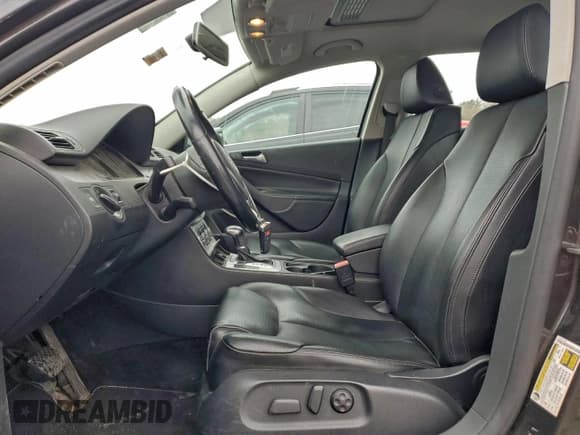 ✅ 2010 Volkswagen Passat Komfort • VIN: WVWXM7AN6AE104776 • Lot: 93528245. Wystawiony na Copart z przebiegiem 110 722 mil. Bezpłatny archiwum sprzedaży aukcyjnych z USA i szczegółowy raport historii pojazdu na DreamBid. Zdjęcie 7.