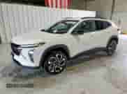 2025 Chevrolet Trax 2RS z VIN KL77LJEP7SC278071, wystawiony jako Copart lot #86181155 z przebiegiem 1 418 mil mil oraz Czysty tytuł • Clean title. Historia ofert i sprzedaży dostępna na DreamBid. Obrazek 1.