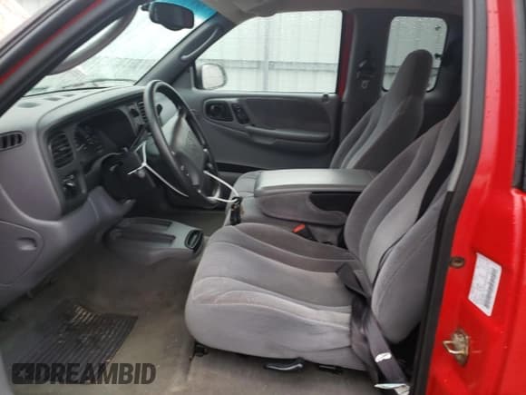 ✅ 2000 Dodge Dakota • VIN: 1B7GL22X8YS764710 • Lot: 81248524. Wystawiony na Copart z przebiegiem 134 137 mil. Bezpłatny archiwum sprzedaży aukcyjnych z USA i szczegółowy raport historii pojazdu na DreamBid. Zdjęcie 7.