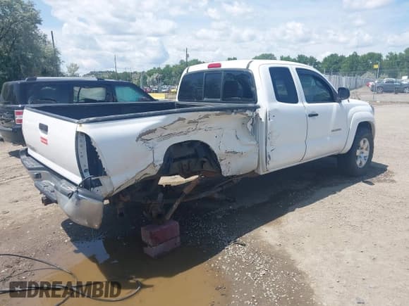 ✅ 2005 Toyota Tacoma • VIN: 5TEUU42N55Z035078 • Lot: 42428869. Listed on IAAI with 304,345 mi. Free auction sales archive from the USA and detailed vehicle history report at DreamBid. Image 4.