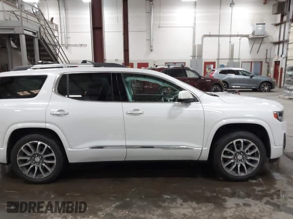 ✅ 2022 GMC Acadia Denali • VIN: 1GKKNXLS0NZ110053 • Lot: 42673794. Wystawiony na IAAI z przebiegiem 81 053 mil. Bezpłatny archiwum sprzedaży aukcyjnych z USA i szczegółowy raport historii pojazdu na DreamBid. Zdjęcie 14.