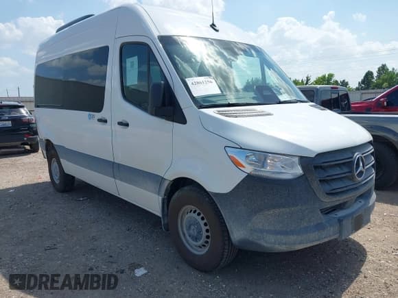 ✅ 2025 Mercedes-Benz Sprinter Passenger • VIN: W1Z4KFHY5SP810752 • Lot: 42861256. Listed on IAAI with 4,288 mi. Free auction sales archive from the USA and detailed vehicle history report at DreamBid. Image 1.