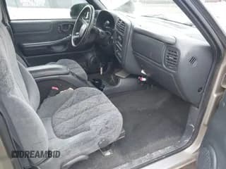 ✅ 2001 Chevrolet S-10 LS • VIN: 1GCDT13W41K176585 • Лот: 41428911. Опубликован ранее на IAAI с пробегом 114 733 миль. Бесплатный доступ к архиву аукционных продаж из США и подробный отчёт об истории автомобиля на DreamBid. Изображение 5.