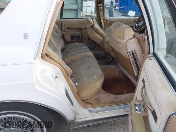 ✅ 1985 Oldsmobile Delta • VIN: 1G3BY69Y9F9101748 • Lot: 41221371. Wystawiony na IAAI z przebiegiem 115 543 mil. Bezpłatny archiwum sprzedaży aukcyjnych z USA i szczegółowy raport historii pojazdu na DreamBid. Zdjęcie 8.