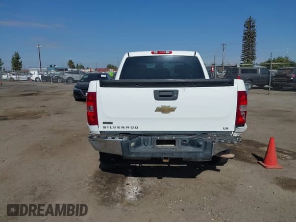 ✅ 2011 Chevrolet Silverado 1500 LS • VIN: 3GCPCREA5BG408018 • Lot: 43217341. Wystawiony na IAAI z przebiegiem 190 884 mil. Bezpłatny archiwum sprzedaży aukcyjnych z USA i szczegółowy raport historii pojazdu na DreamBid. Zdjęcie 16.