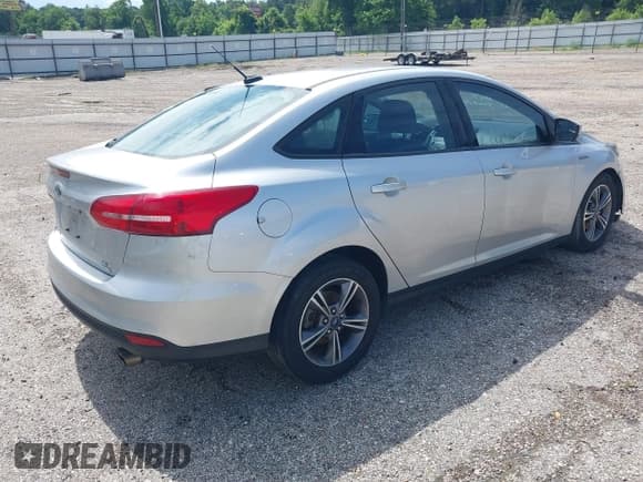 ✅ 2018 Ford Focus SE • VIN: 1FADP3FE8JL256734 • Lot: 42432093. Wystawiony na IAAI z przebiegiem 124 484 mil. Bezpłatny archiwum sprzedaży aukcyjnych z USA i szczegółowy raport historii pojazdu na DreamBid. Zdjęcie 4.