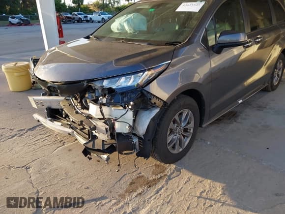 ✅ 2022 Toyota Sienna XLE • VIN: 5TDYRKEC9NS131147 • Lot: 43625525. Listed on IAAI with 61,310 mi. Free auction sales archive from the USA and detailed vehicle history report at DreamBid. Image 6.