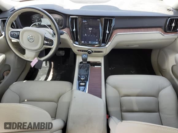 ✅ 2019 Volvo S60 Momentum • VIN: 7JRA22TK0KG001474 • Lot: 42163233. Wystawiony na Copart z przebiegiem 33 923 mil. Bezpłatny archiwum sprzedaży aukcyjnych z USA i szczegółowy raport historii pojazdu na DreamBid. Zdjęcie 8.