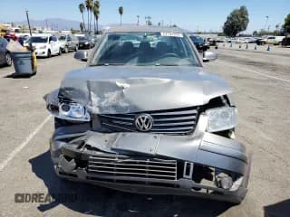 ✅ 2005 Volkswagen Passat GLX • VIN: WVWTU63B95E085836 • Lot: 67782394. Wystawiony na Copart z przebiegiem 125 315 mil. Bezpłatny archiwum sprzedaży aukcyjnych z USA i szczegółowy raport historii pojazdu na DreamBid. Zdjęcie 5.