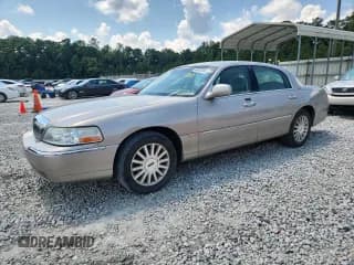 ✅ 2003 Lincoln Town Car Executive • VIN: 1LNHM81W93Y692575 • Lot: 69452185. Wystawiony na Copart z przebiegiem 191 874 mil. Bezpłatny archiwum sprzedaży aukcyjnych z USA i szczegółowy raport historii pojazdu na DreamBid. Zdjęcie 1.