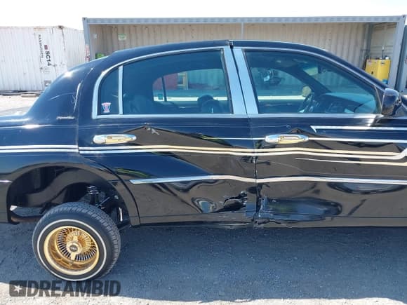 ✅ 1998 Lincoln Town Car Signature • VIN: 1LNFM82W4WY614425 • Lot: 42965120. Listed on IAAI with 164,023 mi. Free auction sales archive from the USA and detailed vehicle history report at DreamBid. Image 6.