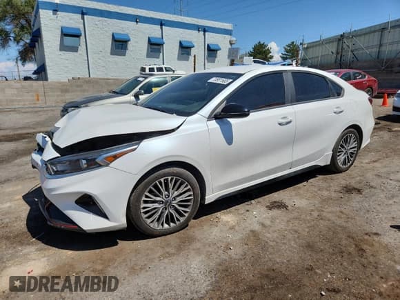 ✅ 2022 Kia Forte GT-Line • VIN: 3KPF54AD0NE445583 • Lot: 70681685. Wystawiony na Copart z przebiegiem 37 429 mil. Bezpłatny archiwum sprzedaży aukcyjnych z USA i szczegółowy raport historii pojazdu na DreamBid. Zdjęcie 1.