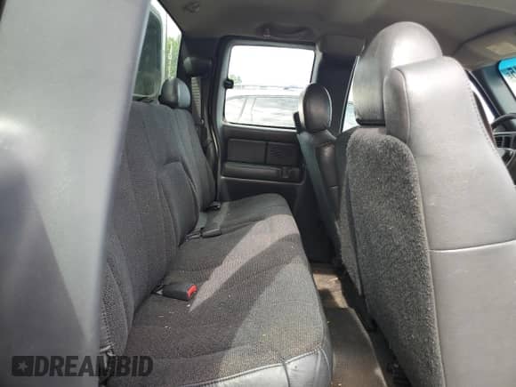 2002 Chevrolet Silverado 1500 z VIN 1GCEC19V82E279611, wystawiony jako Copart lot #63974715 z przebiegiem 242 944 mil mil oraz Szkoda całkowita • Salvage title. Historia ofert i sprzedaży dostępna na DreamBid. Obrazek 10.