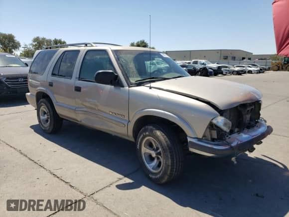 2002 Chevrolet Blazer LS z VIN 1GNDT13W22K190722, wystawiony jako Copart lot #68576164 z przebiegiem 124 420 mil mil oraz Szkoda całkowita • Salvage title. Historia ofert i sprzedaży dostępna na DreamBid. Obrazek 4.