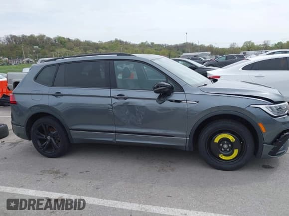 ✅ 2023 Volkswagen Tiguan SE R-Line Black • VIN: 3VVCB7AX5PM039767 • Lot: 42014072. Wystawiony na IAAI z przebiegiem 18 424 mil. Bezpłatny archiwum sprzedaży aukcyjnych z USA i szczegółowy raport historii pojazdu na DreamBid. Zdjęcie 14.