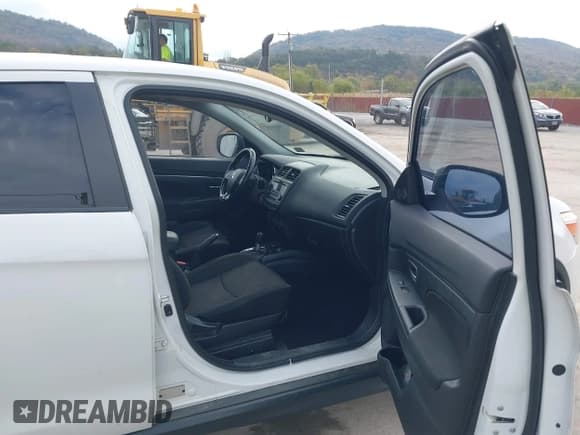 ✅ 2016 Mitsubishi Outlander ES • VIN: JA4AR3AU1GZ053366 • Лот: 43451025. Опубликован ранее на IAAI с пробегом 145 000 миль. Бесплатный доступ к архиву аукционных продаж из США и подробный отчёт об истории автомобиля на DreamBid. Изображение 5.