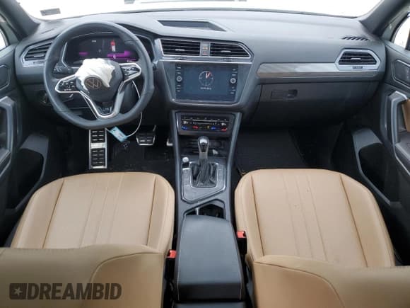 ✅ 2023 Volkswagen Tiguan SE R-Line Black • VIN: 3VVCB7AX9PM111182 • Lot: 85003455. Wystawiony na Copart z przebiegiem 41 036 mil. Bezpłatny archiwum sprzedaży aukcyjnych z USA i szczegółowy raport historii pojazdu na DreamBid. Zdjęcie 8.