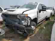 2023 Chevrolet Silverado 3500HD Work Truck z VIN 1GC4YSEY2PF233891, wystawiony jako Copart lot #59030785 z przebiegiem 70 693 mil mil oraz Szkoda całkowita • Salvage title. Historia ofert i sprzedaży dostępna na DreamBid. Obrazek 1.