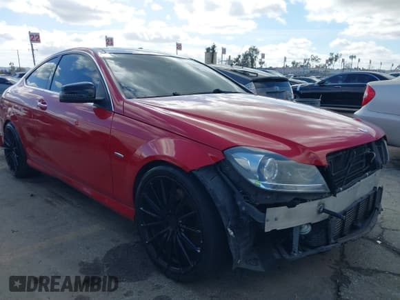 ✅ 2013 Mercedes-Benz C 250 • VIN: WDDGJ4HB3DG060396 • Лот: 41519502. Опубликован ранее на IAAI с пробегом 119 252 миль. Бесплатный доступ к архиву аукционных продаж из США и подробный отчёт об истории автомобиля на DreamBid. Изображение 1.