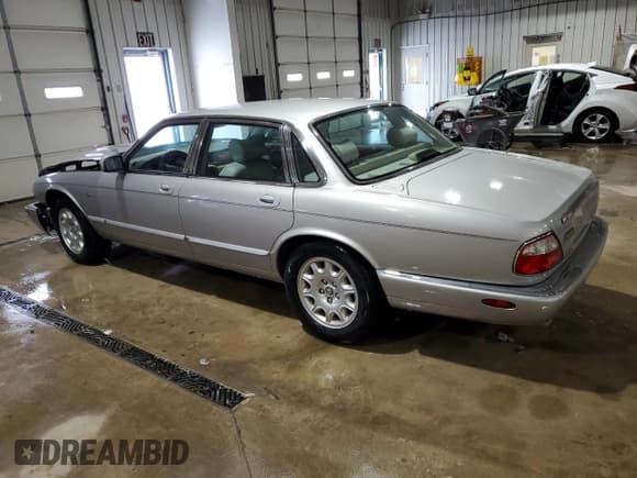 ✅ 2003 Jaguar XJ 8 • VIN: SAJDA14C43LF55632 • Lot: 41879865. Wystawiony na Copart z przebiegiem 71 689 mil. Bezpłatny archiwum sprzedaży aukcyjnych z USA i szczegółowy raport historii pojazdu na DreamBid. Zdjęcie 2.