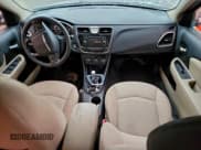 ✅ 2013 Chrysler 200 LX • VIN: 1C3CCBABXDN705708 • Lot: 95627615. Wystawiony na Copart z przebiegiem 167 774 mil. Bezpłatny archiwum sprzedaży aukcyjnych z USA i szczegółowy raport historii pojazdu na DreamBid. Zdjęcie 8.