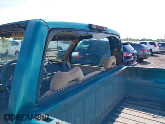 ✅ 1994 GMC Sierra 1500 • VIN: 1GTDC14Z3RZ547523 • Lot: 42072321. Wystawiony na IAAI z przebiegiem 170 695 mil. Bezpłatny archiwum sprzedaży aukcyjnych z USA i szczegółowy raport historii pojazdu na DreamBid. Zdjęcie 6.