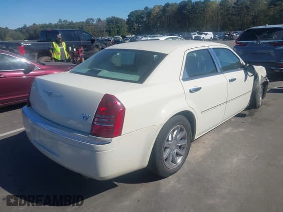✅ 2005 Chrysler 300 C • VIN: 2C3JA63H25H576637 • Lot: 43500412. Wystawiony na IAAI z przebiegiem 62 906 mil. Bezpłatny archiwum sprzedaży aukcyjnych z USA i szczegółowy raport historii pojazdu na DreamBid. Zdjęcie 4.