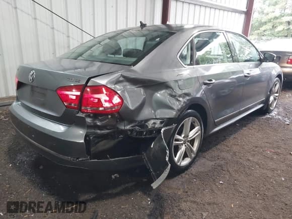 ✅ 2015 Volkswagen Passat SE • VIN: 1VWBT7A3XFC076153 • Lot: 43164859. Wystawiony na IAAI z przebiegiem 122 871 mil. Bezpłatny archiwum sprzedaży aukcyjnych z USA i szczegółowy raport historii pojazdu na DreamBid. Zdjęcie 6.