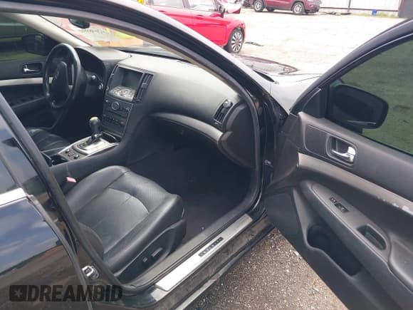 ✅ 2015 Infiniti Q40 • VIN: JN1CV6AR1FM651298 • Lot: 42648990. Wystawiony na IAAI z przebiegiem 131 396 mil. Bezpłatny archiwum sprzedaży aukcyjnych z USA i szczegółowy raport historii pojazdu na DreamBid. Zdjęcie 5.