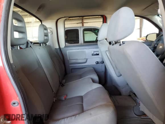 2005 Dodge Dakota ST z VIN 1D7HW28K65S346137, wystawiony jako Copart lot #50410765 z przebiegiem 128 670 mil mil oraz Czysty tytuł • Clean title. Historia ofert i sprzedaży dostępna na DreamBid. Obrazek 10.