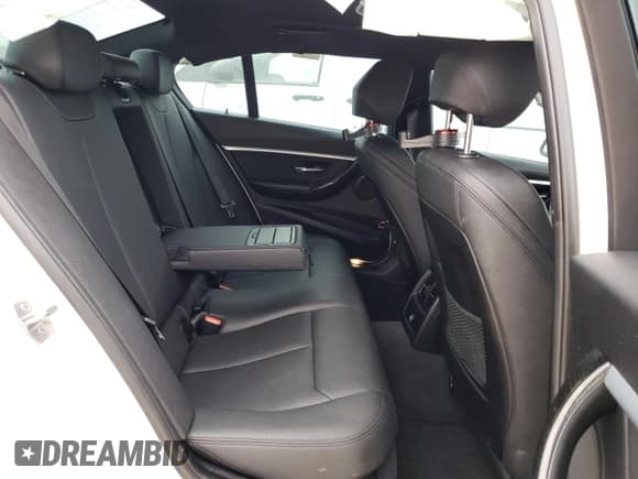 ✅ 2018 BMW 3 Series 328d • VIN: WBA8E5C52JA507645 • Lot: 40241373. Wystawiony na Copart z przebiegiem 40 984 mil. Bezpłatny archiwum sprzedaży aukcyjnych z USA i szczegółowy raport historii pojazdu na DreamBid. Zdjęcie 10.