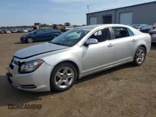 2010 Chevrolet Malibu 1LT z VIN 1G1ZC5EB0AF241943, wystawiony jako Copart lot #83799195 z przebiegiem 83 137 mil mil oraz Szkoda całkowita • Salvage title. Historia ofert i sprzedaży dostępna na DreamBid. Obrazek 1.