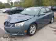 2012 Chevrolet Cruze 1LT z VIN 1G1PF5SC5C7240568, wystawiony jako IAAI lot #43441891 z przebiegiem 100 950 mil mil oraz . Historia ofert i sprzedaży dostępna na DreamBid. Obrazek 2.