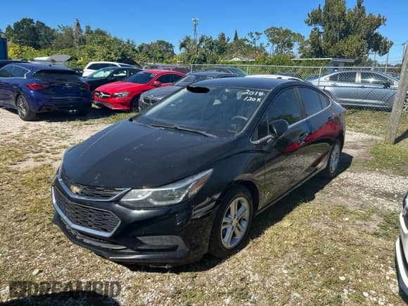 ✅ 2018 Chevrolet Cruze LT • VIN: 1G1BE5SM0J7100110 • Lot: 91317525. Wystawiony na Copart z przebiegiem 120 759 mil mil. Skorzystaj z bezpłatnego archiwum sprzedaży aukcyjnych z USA i zobacz szczegółowy raport historii pojazdu na DreamBid. Zdjęcie 2.