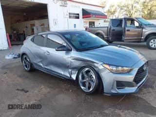 2020 Hyundai Veloster Turbo R-Spec z VIN KMHTH6AB5LU026515, wystawiony jako IAAI lot #43278624 z przebiegiem 48 888 mil mil oraz . Historia ofert i sprzedaży dostępna na DreamBid. Obrazek 1.