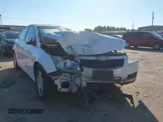 2014 Chevrolet Cruze 1LT z VIN 1G1PC5SB3E7259459, wystawiony jako IAAI lot #43609884 z przebiegiem 59 650 mil mil oraz . Historia ofert i sprzedaży dostępna na DreamBid. Obrazek 6.